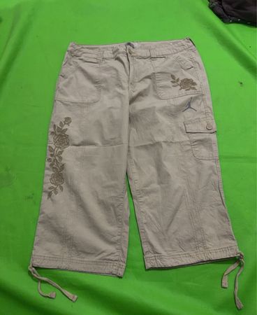 St. John's Bay Capri-Hosen mit floraler Stickerei