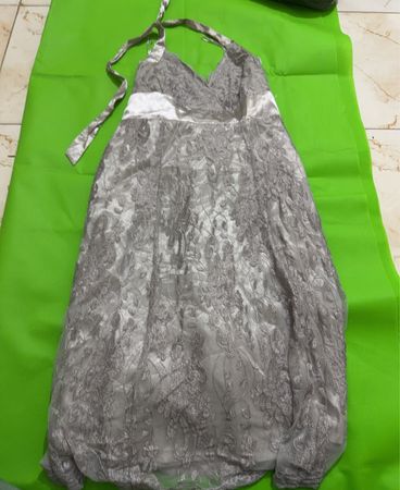 Silbernes Spitzenkleid mit weißem Gürtel