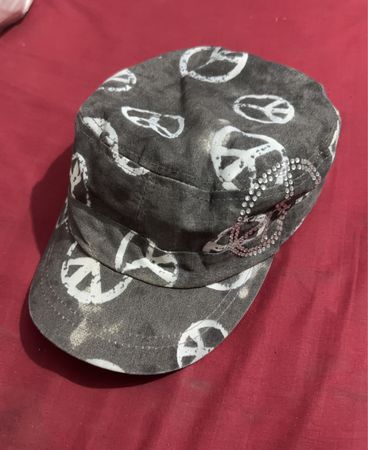 Cap mit Friedenssymbolen