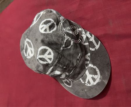 Cap mit Friedenszeichen