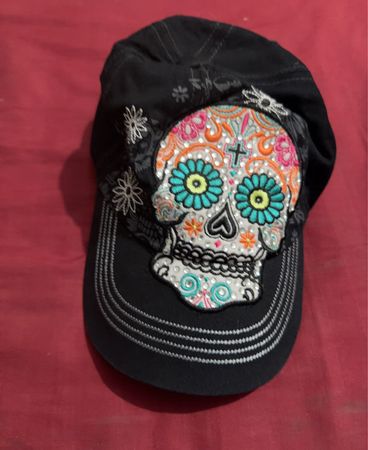Schwarze Kappe mit Zuckerschädel-Design