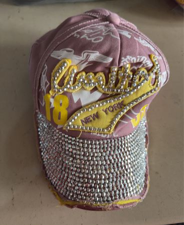 Rosa Baseballmütze mit „Limited 18 New York“ Stickerei und Strassrand