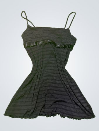 Schwarzes gerafftes Slipkleid mit Rüschendetails.