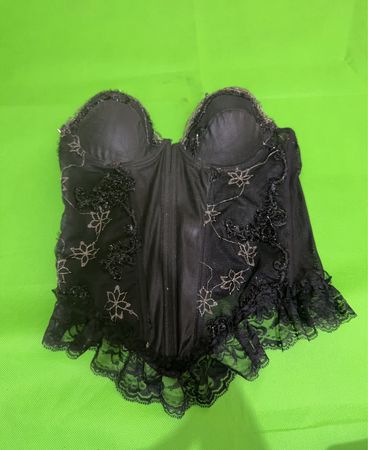 Schwarzes Korsett mit Spitzenbesatz