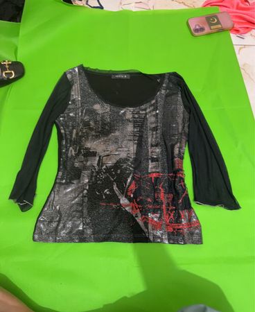 vesty B schwarzes langärmliges Oberteil mit Grafikdruck