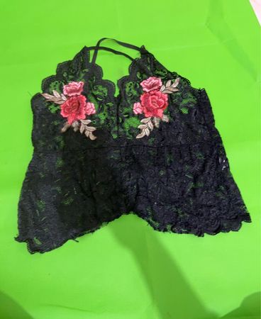 Schwarzes Spitzen-Haltertop mit floralem Stickerei