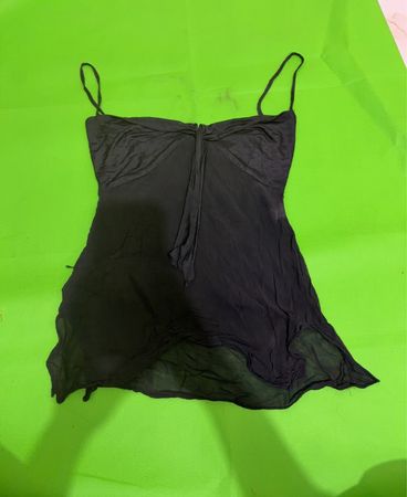 Schwarzes Slipkleid mit Spaghetti-Trägern und einem Bindedetail an der Brust