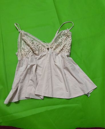 Spitzenbesetztes Top