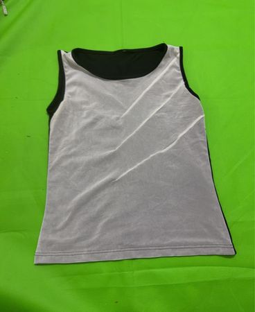 Weißes Tanktop mit schwarzem Saum