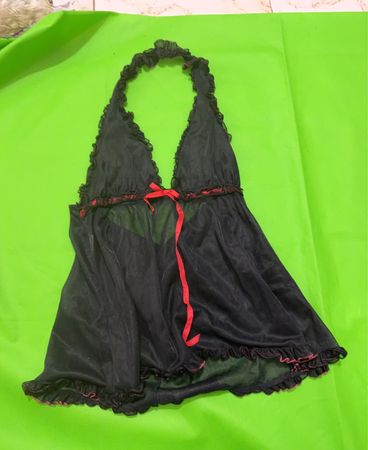 Schwarze Babydoll-Lingerie mit rotem Saum