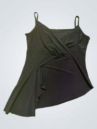 Schwarzes Top mit asymmetrischer Rüsche