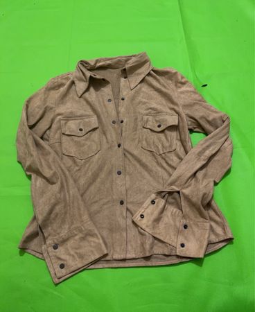 Braunes Wildleder-Hemd mit Knöpfen und zwei Taschen