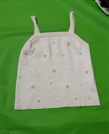 Weißes Tanktop mit Perlenverzierungen