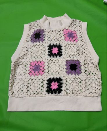 „Gehäkeltes Tank-Top mit quadratischen Applikationen“