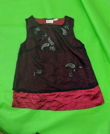 Ärmelloses Top mit rotem und schwarzem Paisleymuster und gestuftem Rock