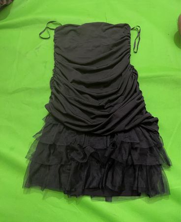 Schwarzes gerafftes strapless Kleid mit Volantrock