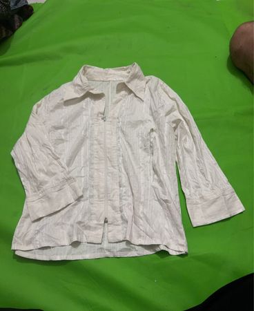 Weiße Bluse mit vertikalen Streifen