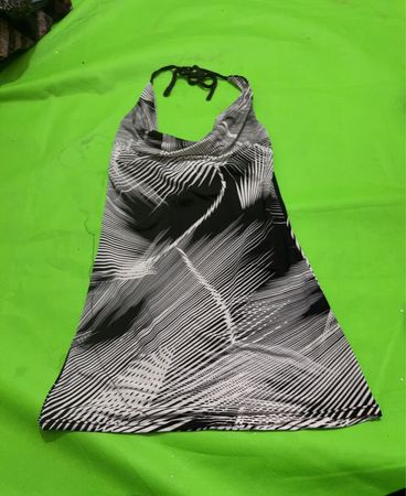 Schwarz-weiß gemustertes Trägerkleid