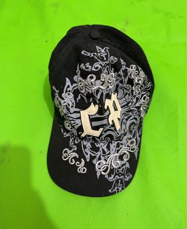 Schwarze Baseballkappe mit dekorativer Stickerei und "LA"-Grafik