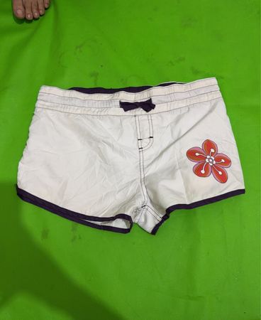 Weiße Shorts mit Blumenmuster und lila Akzenten