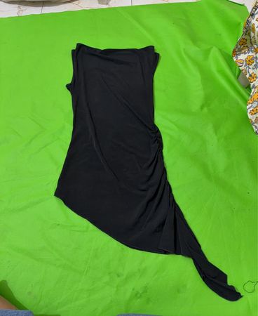 Schwarzes gerafftes asymmetrisches Kleid