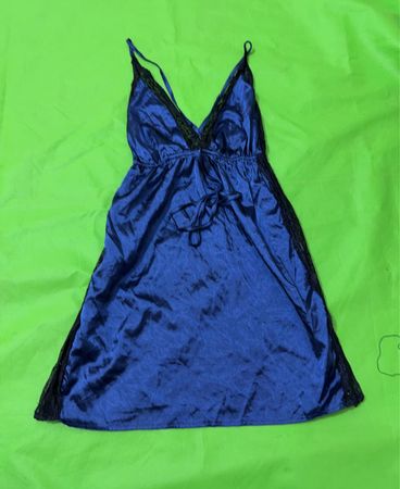 Blaues Satinkleid mit schwarzem Spitzenbesatz
