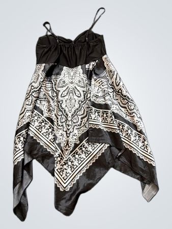 Schwarz-weiß gemustertes Kleid