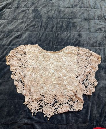 Top au crochet avec motif floral et finition à perles