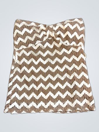 Braun-weißes trägerloses Top mit Chevron-Muster