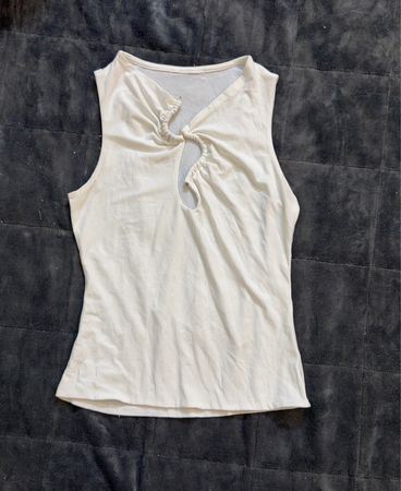 Weißes ärmelloses Tanktop mit Cut-out-Detail