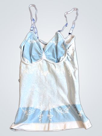 Blaue Camisole mit weißer Stickerei