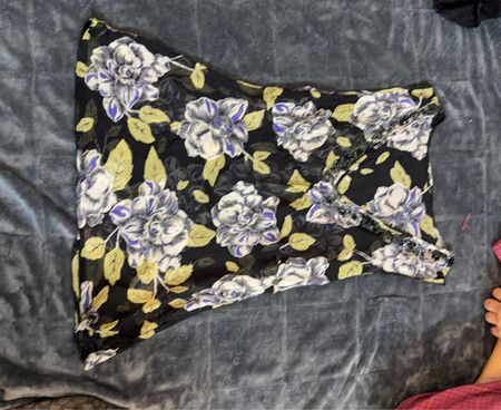 Schwarzes, transparentes Oberteil mit Blumenmuster