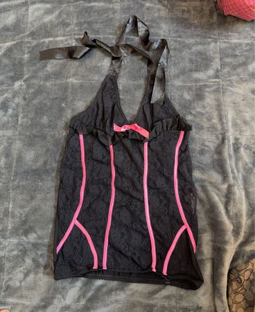 Schwarze Spitzen- und Satin-Chemise mit pinken Akzenten und Schleifenbändern