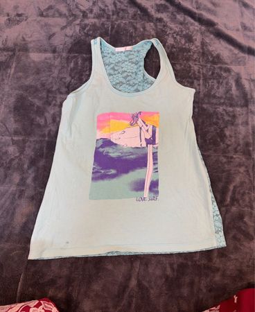 Hellblaues „LOVE SURF“-Grafik-Trägershirt mit Spitzen-Rücken