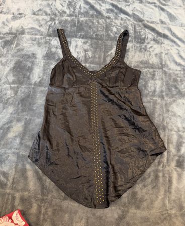 Schwarzes Tanktop mit goldenen Nieten