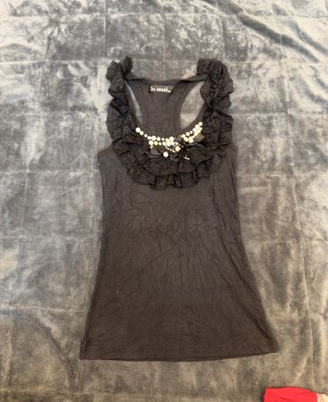 So süßes schwarzes Spitzen- und Perlenverziertes Tanktop