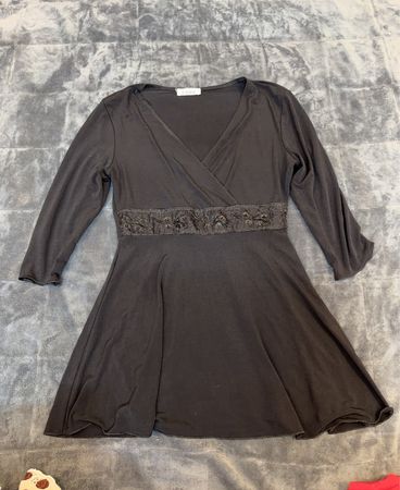 Schwarzes V-Ausschnitt-Kleid mit Faux-Wickel und verziertem Taillenbereich