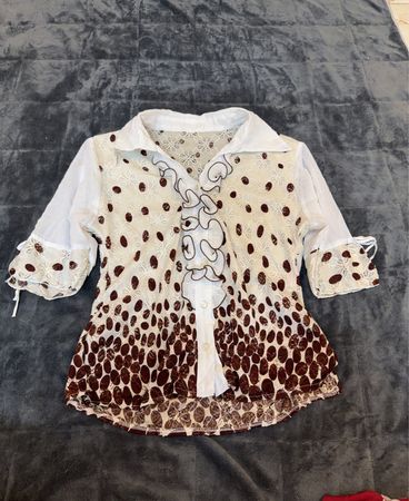 Weiße Bluse mit braunen Punkten und Blumenmuster