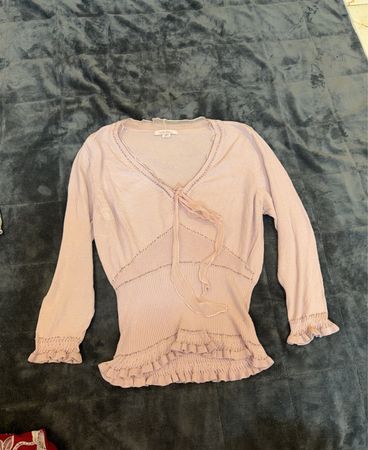 Intuitions Damen Pullover mit rosa Schleifenkragen und Rüschensaum