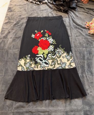 Schwarzer Maxirock mit Blumenmuster