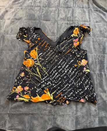 Schwarzes Top mit Blumen- und Schriftprint