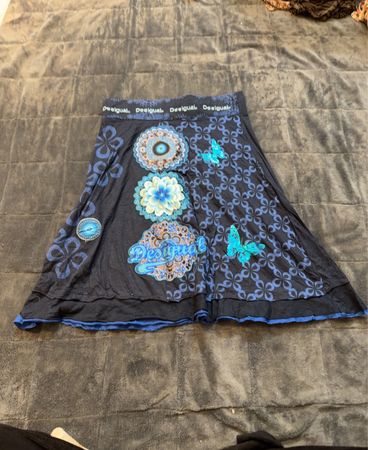 Desigual-Rock mit Blumen- und Schmetterlingsmuster