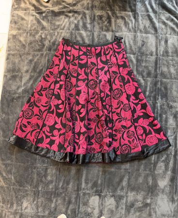 Röcke mit rosa- und schwarzgemustertem Rosenprint und schwarzer Einfassung