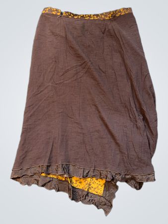 Brauner asymmetrischer Rock mit Einsatz aus Blumenmuster und gerafftem Saum
