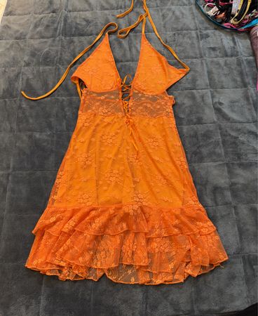 Orange Spitzenhalstuchkleid mit Rüschensaum