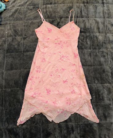Pinkie Pink Kleid mit floralem Druck und Spaghettiträgern