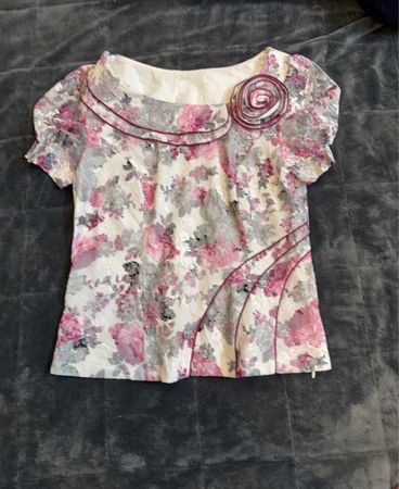 Bluse mit floralem Druck und Rosendetail