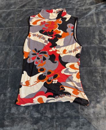 Ärmelloses Top mit Stehkragen und Blumenmuster