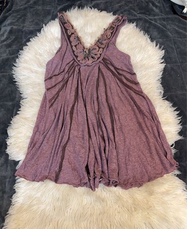 Lila Tanktop mit dekorativem Ausschnitt