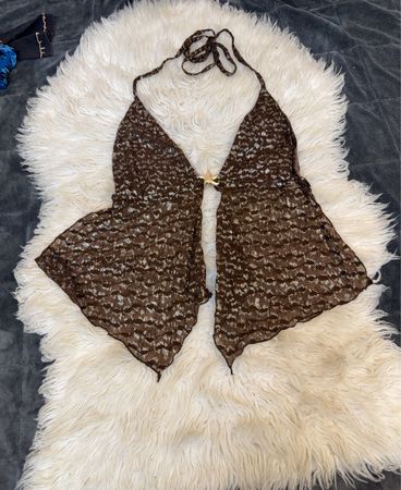 Braunes Neckholder-Top mit Sternverschluss